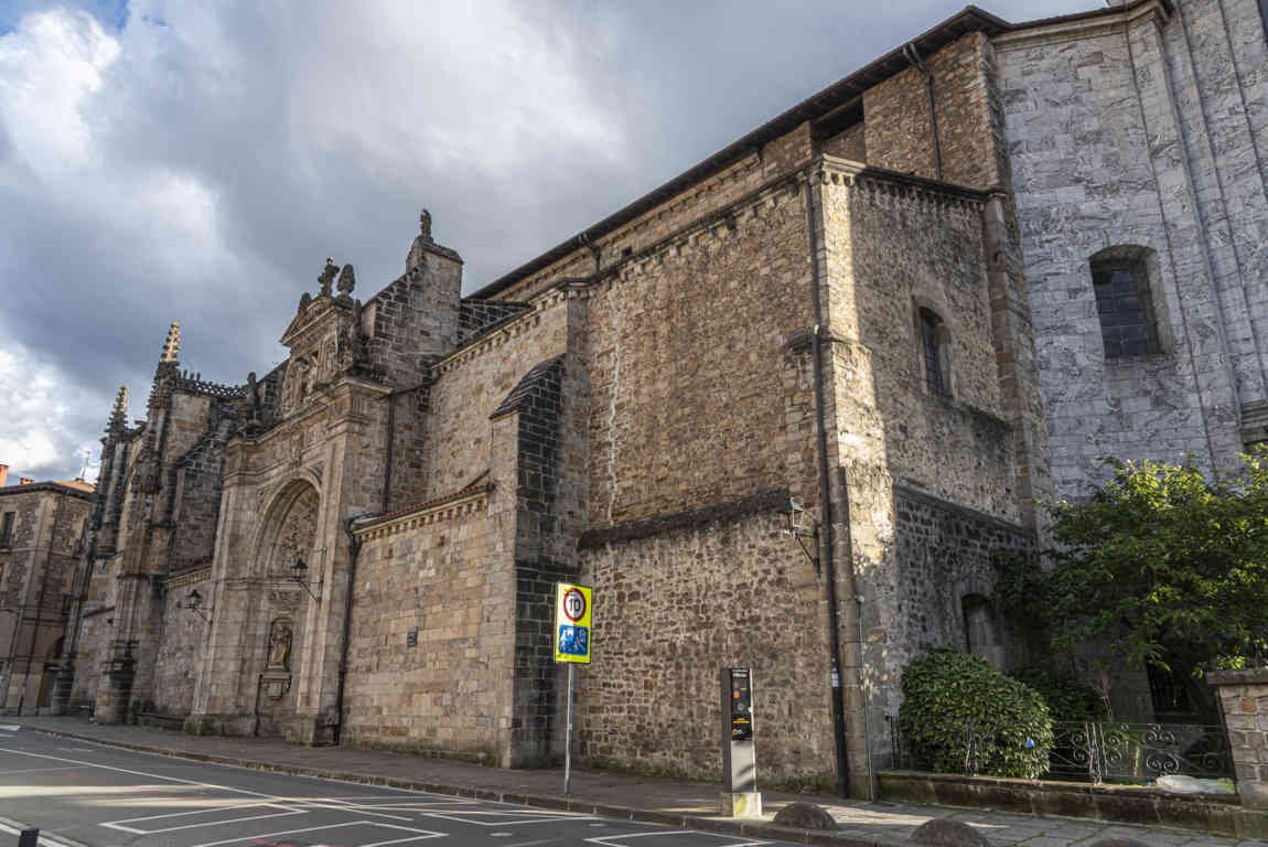 Guipúzcoa - Oñati 08 - iglesia de San Miguel.jpg